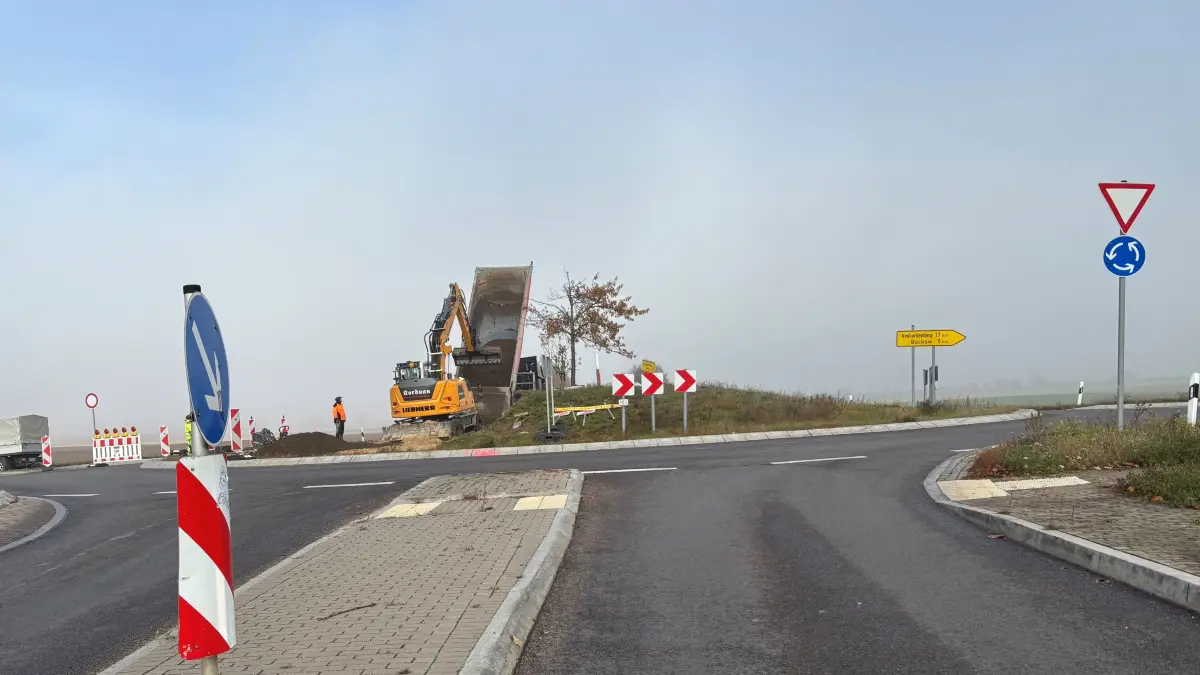 Vorbereitungen für Schwerlasttransport am Kreisel bei Bollerdorf