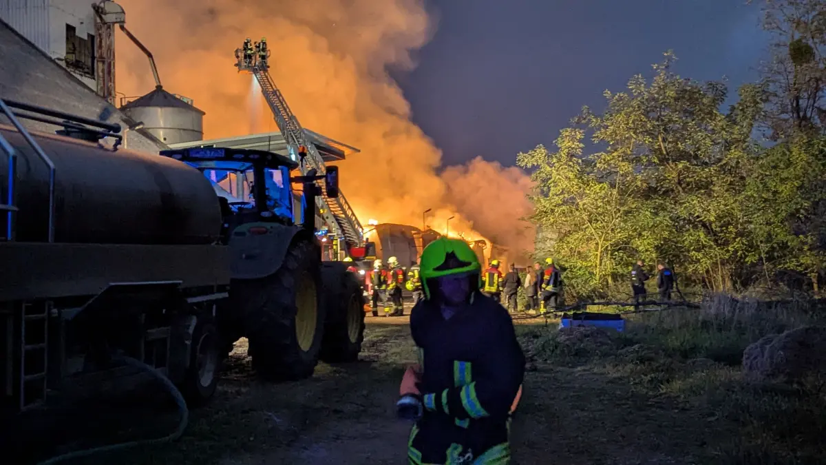 In Bliesdorf bei Wriezen brennt aktuell eine große Lagerhalle. Eine gewaltige Rauchsäule steigt über dem Gewerbegrundstück auf. Die Feuerwehr ist mit einem Großaufgebot vor Ort