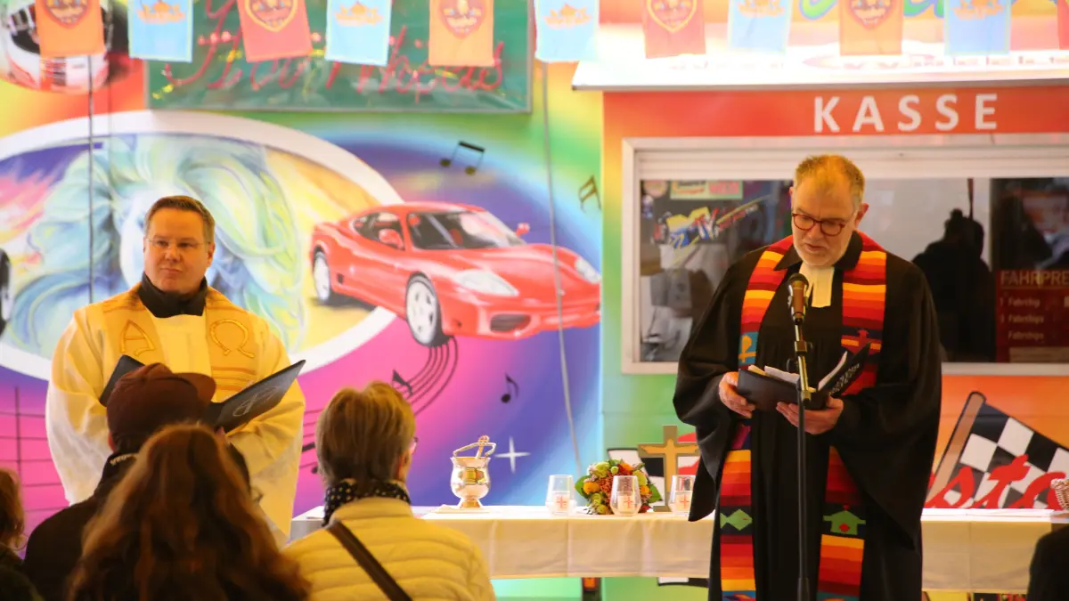 Die Pfarrer Christoph Zimmermann und Thomas Klemm-Wollny geben mit einem ökumenischen Schaustellergottesdienst den Auftakt zur Eröffnung des 380. Marinimarktes in Neuruppin