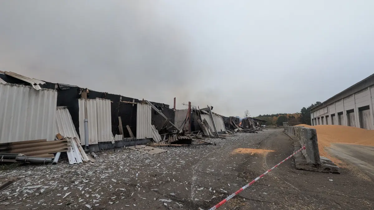 Noch nicht gelöscht, aber unter Kontrolle: Es lodert und qualmt immer noch aus der abgebrannten Lagerhalle in Bliesdorf bei Wriezen.