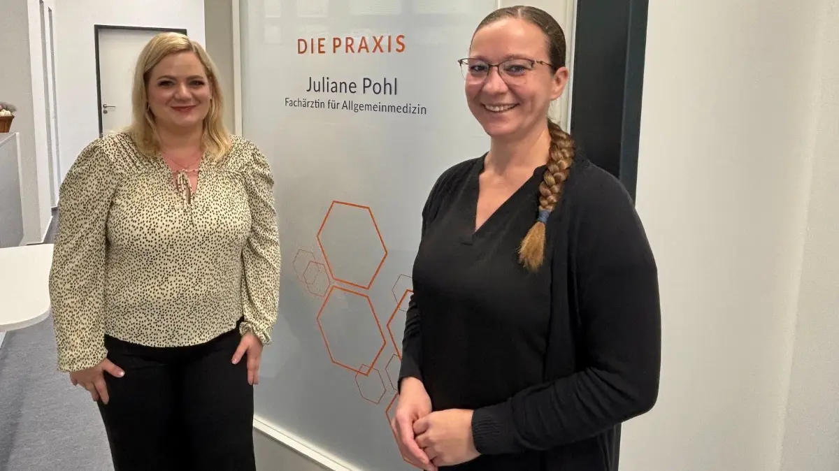 Juliane Pohl neue Hausärztin in Hennigsdorf Veltener Straße Arzthelferin Daniela Häusler Medizinische Fachassistentin (rechts, Bild am Schreibtisch links)