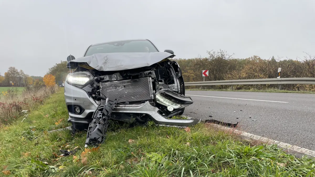 Eines der verunfallten Fahrzeuge auf der Bundesstraße 87 bei Ragow, nahe Beeskow.