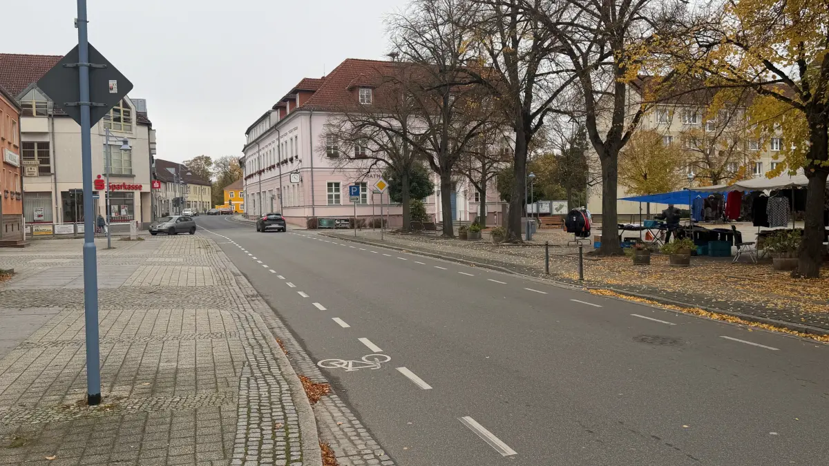 Am Müncheberger Marktplatz entsteht jetzt einer der beiden neuen Fußgängerüberwege. Im Hintergrund sind das Rathaus und die Sparkasse zu sehen.