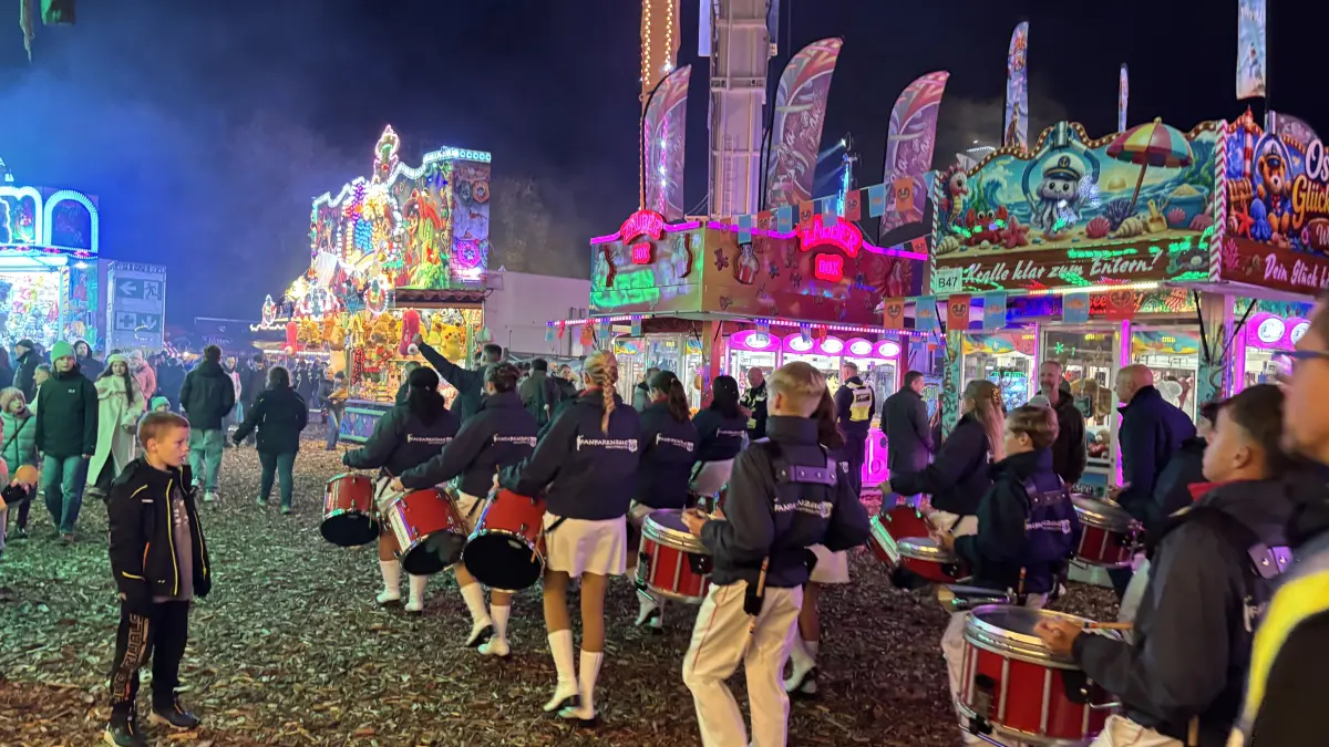 Impressionen zur Eröffnung: Martinimarkt 2026 – Einzug der Fanfarenzüge am Festplatz