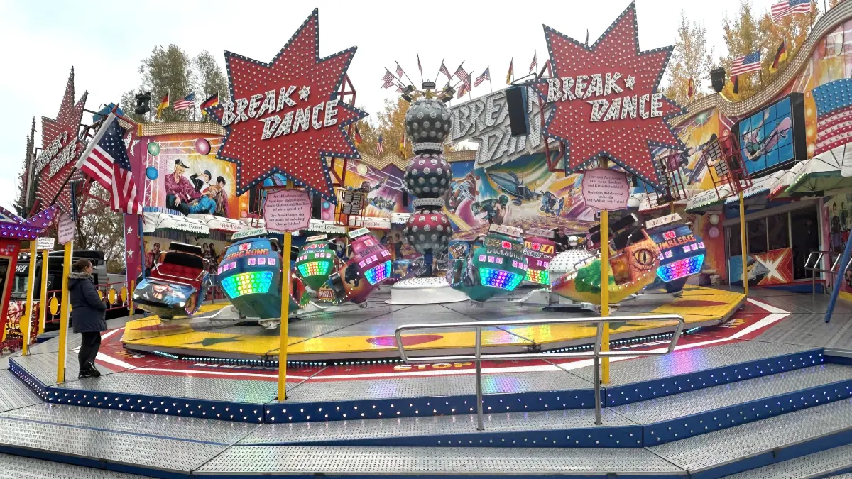 Fahrspaß in Eberswalde: Das Breakdance-Karussell gehört zu den beliebtesten Fahrgeschäften auf der Herbst-Kirmes, die auf dem Festplatz an der alten Chemischen Fabrik gestartet ist. Was kostet das Fahrvergnügen?