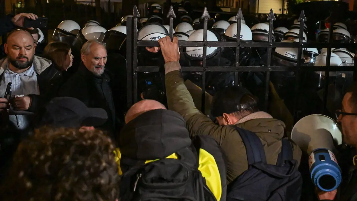 Polizei vor dem Gebäude des Verfassungsgerichts in Warschau: Bei einer Demonstration gegen das Vorgehen der Polizei vor dem Gelände des polnischen Verfassungsgerichts in Warschau kommt es zu Zusammenstößen mit der Polizei. (zu dpa: «Chaos in Polen: Präsident rüpelt sich ins Verfassungsgericht»)
