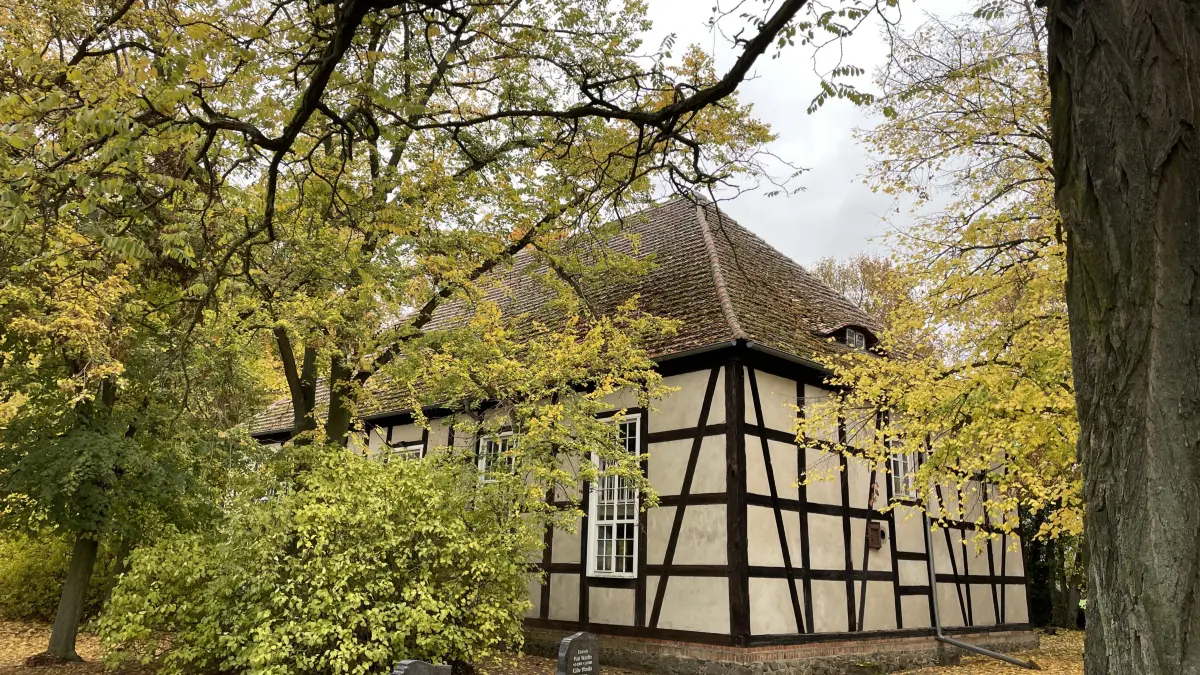 Kirche Wilhelmsaue: An dem 1820 errichteten Fachwerk muss vor allem das Dach erneuert werden. Es ist das wichtigste Gotteshaus der Kirchengemeinde Letschin-Oderbruch.