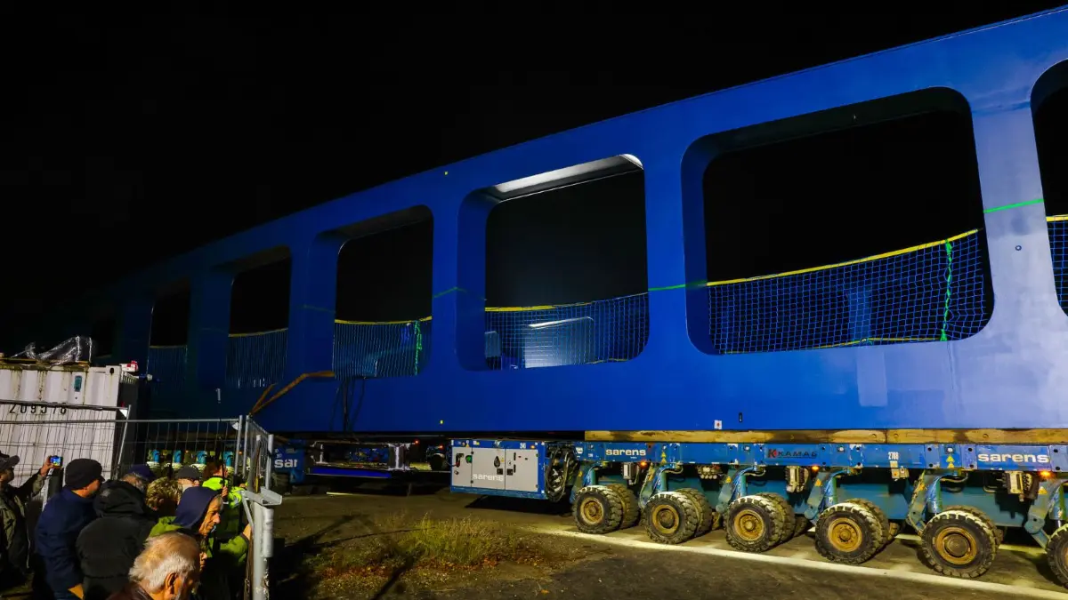 Die Havelbrücke, das von der Stadt Hennigsdorf als blaues Wunder bezeichnete Bauwerk, wurde am 30.10.2026 über die Straße transportiert, am 31.10.2026 ging es dann auf die Havel