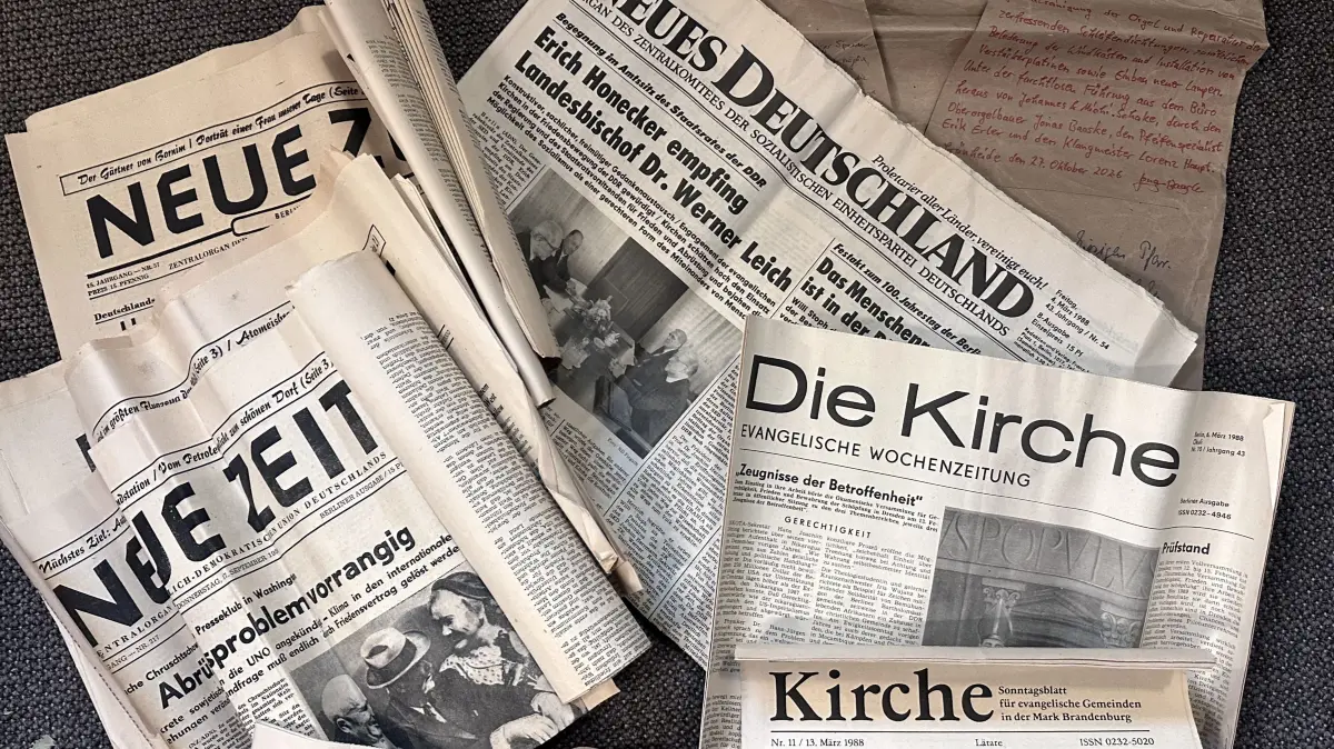 Inhalt der versteckten Papierrolle: Zeitungen und Schriften aus vergangenen Jahrzehnten.