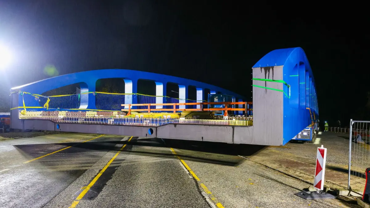Die Havelbrücke, das von der Stadt Hennigsdorf als blaues Wunder bezeichnete Bauwerk, wurde am 30.10.2026 über die Straße transportiert, am 31.10.2026 ging es dann auf die Havel