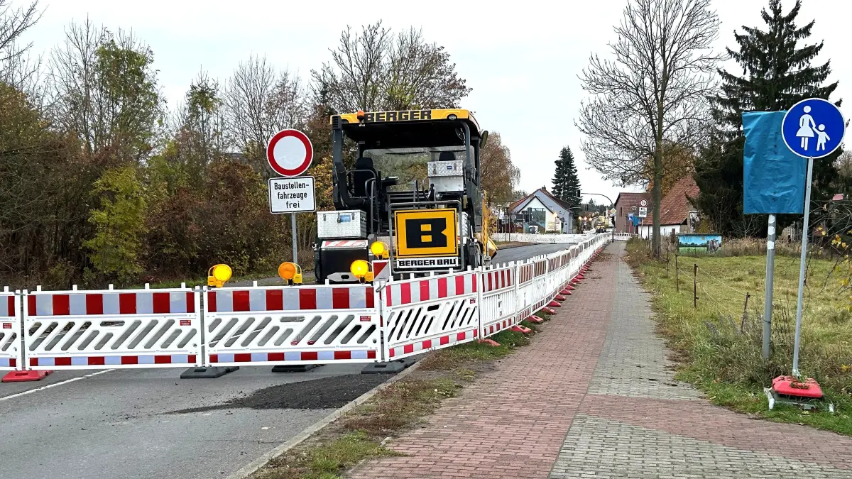 Nichts geht mehr in Finowfurt: Für Autofahrer aus Richtung endet die Fahrt auf der Bundesstraße 167 kurz hinter der Tankstelle. Nur Fußgänger und Radfahrer können die Baustelle passieren. Wie lange wird das noch so bleiben?