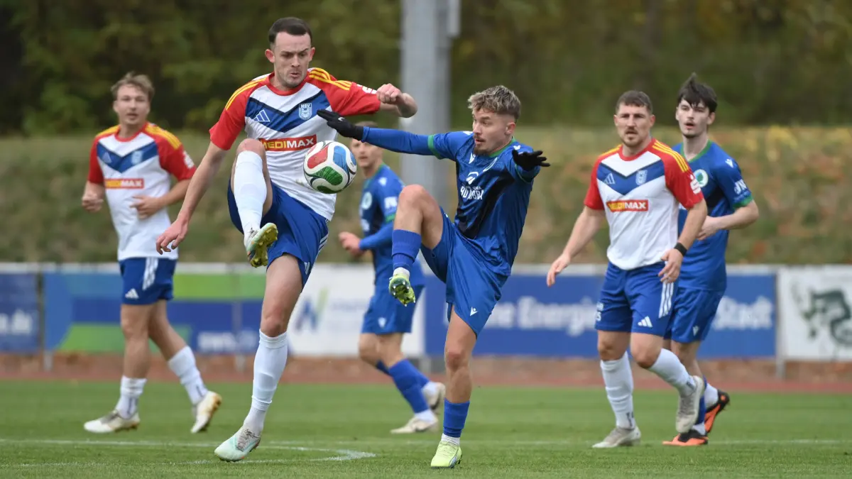 Fussball : Neuruppin, Fussball Brandenburgliga MSV Neuruppin - Germania Schöneiche, Michael Sean O´Connor gegen Lukas Rehbein
FOTO BENK 31.10.2026