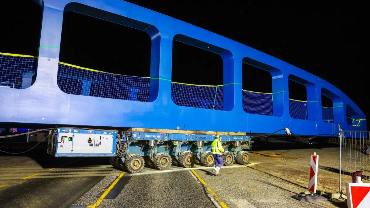 Die Havelbrücke, das von der Stadt Hennigsdorf als blaues Wunder bezeichnete Bauwerk, wurde am 30.10.2026 über die Straße transportiert, am 31.10.2026 ging es dann auf die Havel