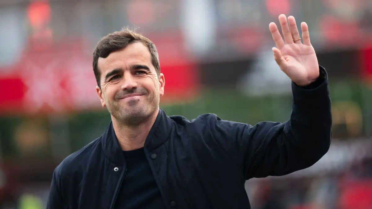 Bayer Leverkusen - VfB Stuttgart: 31.10.2026, Nordrhein-Westfalen, Leverkusen: Fußball, Männer: Bundesliga, Bayer Leverkusen - VfB Stuttgart, 8. Spieltag, BayArena. Trainer Carles Martínez (Bayer Leverkusen) winkt vor der Partie ins Publikum. Foto: Marius Becker/dpa +++ dpa-Bildfunk +++