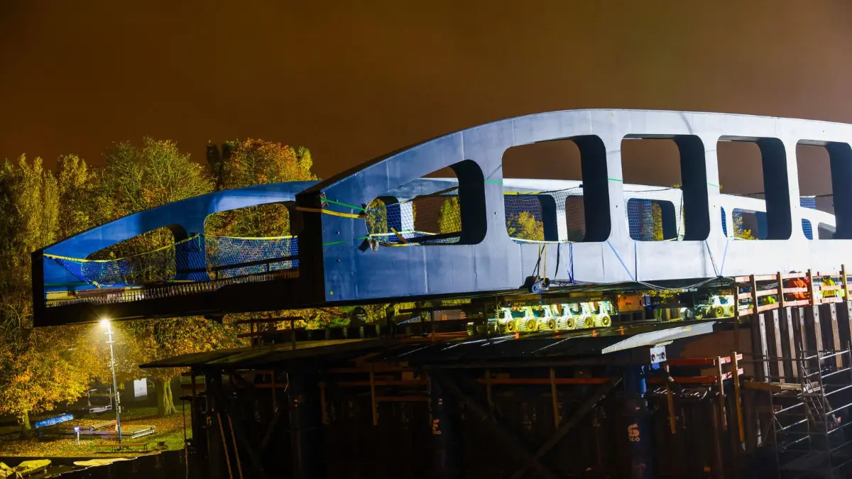 Die Havelbrücke, das von der Stadt Hennigsdorf als blaues Wunder bezeichnete Bauwerk, wurde am 30.10.2026 über die Straße transportiert, am 31.10.2026 ging es dann auf die Havel