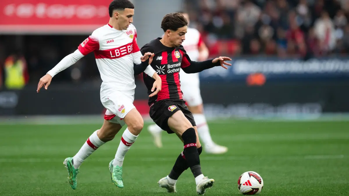 Bayer Leverkusen - VfB Stuttgart: 31.10.2026, Nordrhein-Westfalen, Leverkusen: Fußball, Männer: Bundesliga, Bayer Leverkusen - VfB Stuttgart, 8. Spieltag, BayArena. Afonso Moreira (r, Bayer Leverkusen) und Bilal El Khannouss (VfB Stuttgart) kämpfen um den Ball. Foto: Marius Becker/dpa +++ dpa-Bildfunk +++