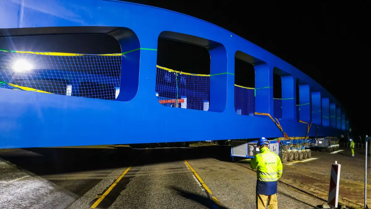 Die Havelbrücke, das von der Stadt Hennigsdorf als blaues Wunder bezeichnete Bauwerk, wurde am 30.10.2026 über die Straße transportiert, am 31.10.2026 ging es dann auf die Havel