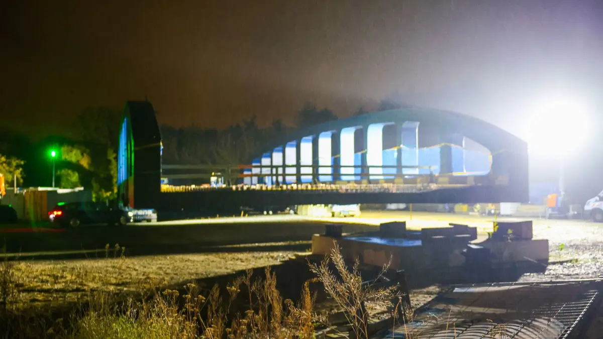 Die Havelbrücke, das von der Stadt Hennigsdorf als blaues Wunder bezeichnete Bauwerk, wurde am 30.10.2026 über die Straße transportiert, am 31.10.2026 ging es dann auf die Havel