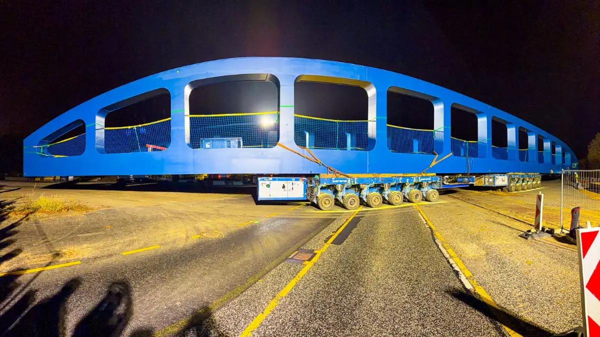 Die Havelbrücke, das von der Stadt Hennigsdorf als blaues Wunder bezeichnete Bauwerk, wurde am 30.10.2026 über die Straße transportiert, am 31.10.2026 ging es dann auf die Havel